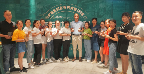 泸溪河全国门店突破100家，百万月饼大派送